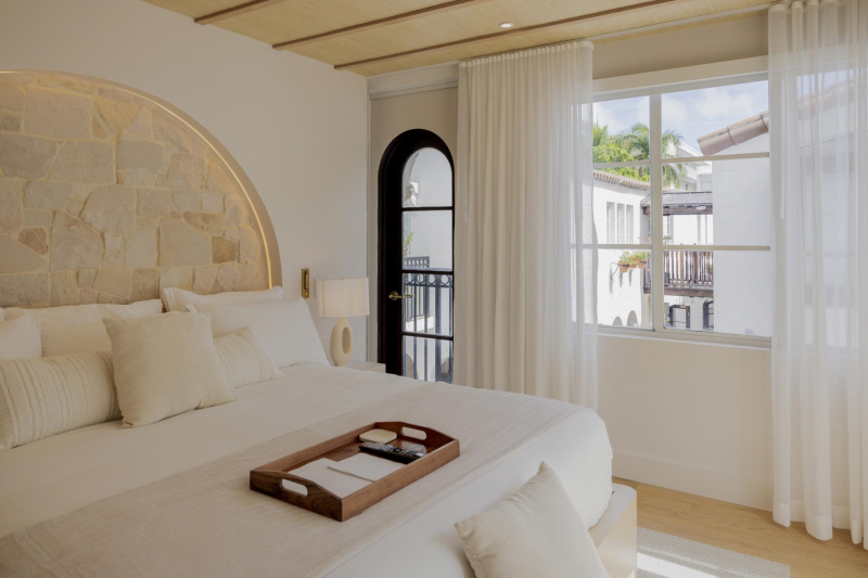 A New Versace Hotel And Restaurant Is Opening In Miami Beach