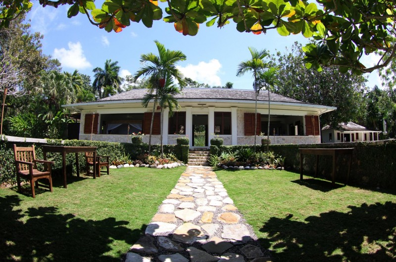 Father’s Day Gift Guide 2025 : The Best Luxury Resort Vacations Based On Bestselling Books