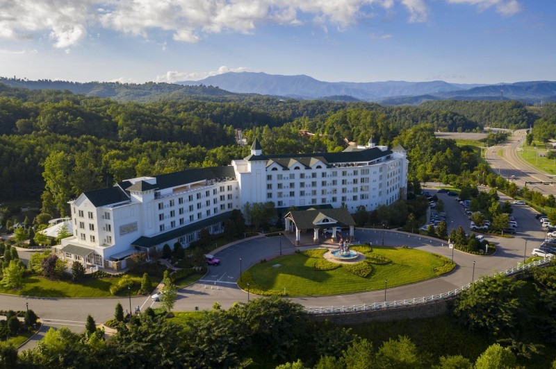 Dolly Parton’s Two Dollywood Resorts In Pigeon Forge Will Surprise You