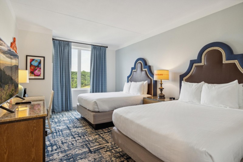 Dolly Parton’s Two Dollywood Resorts In Pigeon Forge Will Surprise You