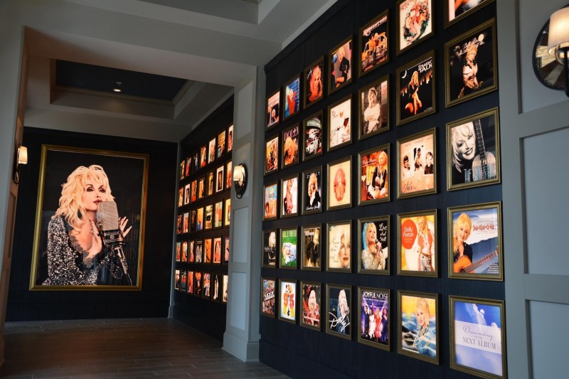 Dolly Parton’s Two Dollywood Resorts In Pigeon Forge Will Surprise You