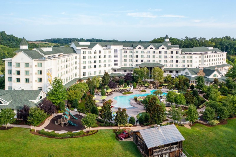 Dolly Parton’s Two Dollywood Resorts In Pigeon Forge Will Surprise You