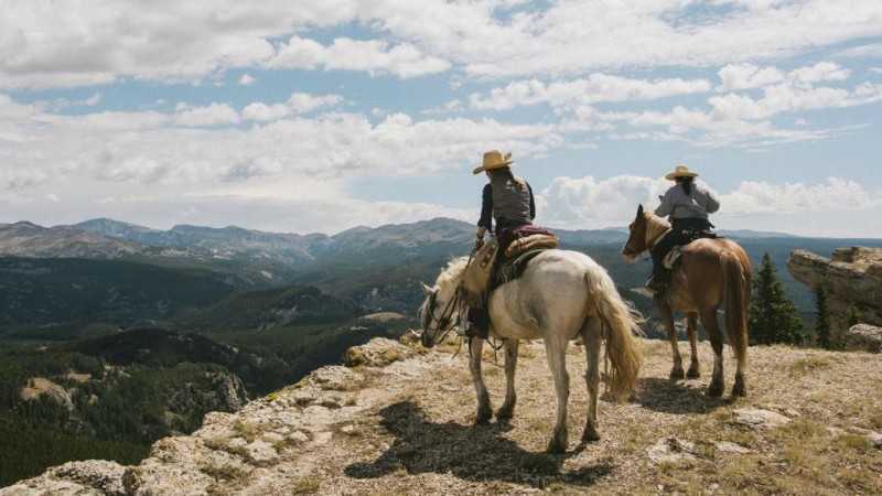 Skip The Yellowstone Crowds And Stay At This Scenic Wyoming Ranch