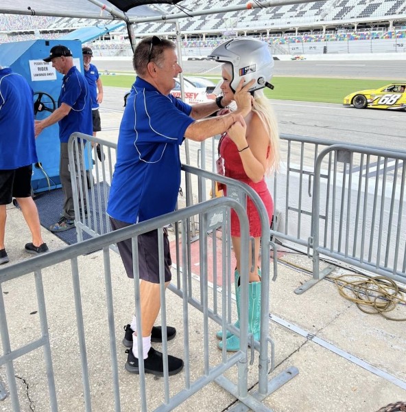 Женщина в шлеме, которую готовят к автогонкам на трассе в Дейтоне.