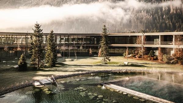 There’s A Reason Why Luxury Hotels Now Use Curvy Shapes