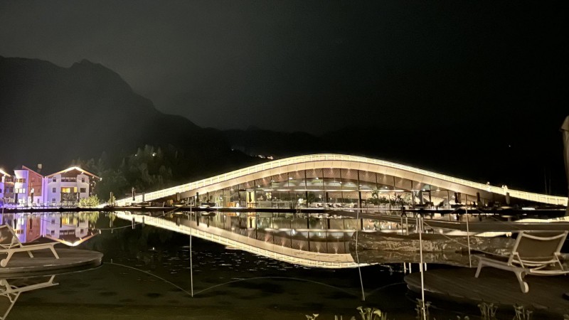 There’s A Reason Why Luxury Hotels Now Use Curvy Shapes