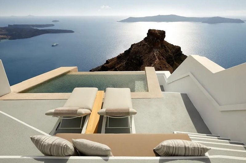 At Grace Hotel Santorini, The View And Varoulko Lead The Story